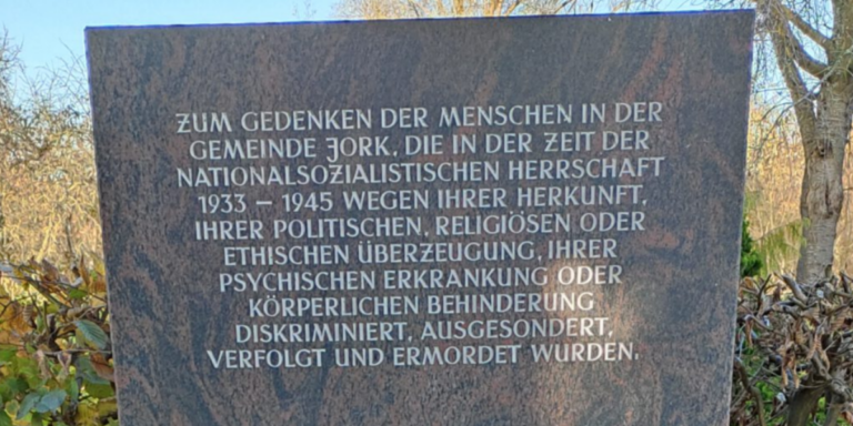 Blumenschmuck zur Mahnung und zum Gedenken an die Verbrechen im Nationalsozialismus