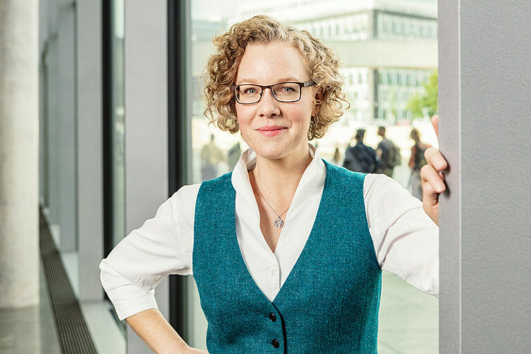 Die GRÜNE Bundestagsabgeordnete Julia Verlinden warnt vor Fehlinvestition in LNG-Terminal in Stade